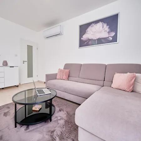 Brand New Split3 Apartment Split